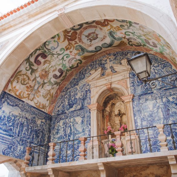the main gate porta da vila to the town of obidos